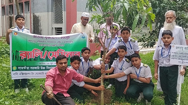 সাতক্ষীরা সরকারি উচ্চ বিদ্যালয়ে জলবায়ু সচেতনতায় শিক্ষার্থীদের র‍্যালি 